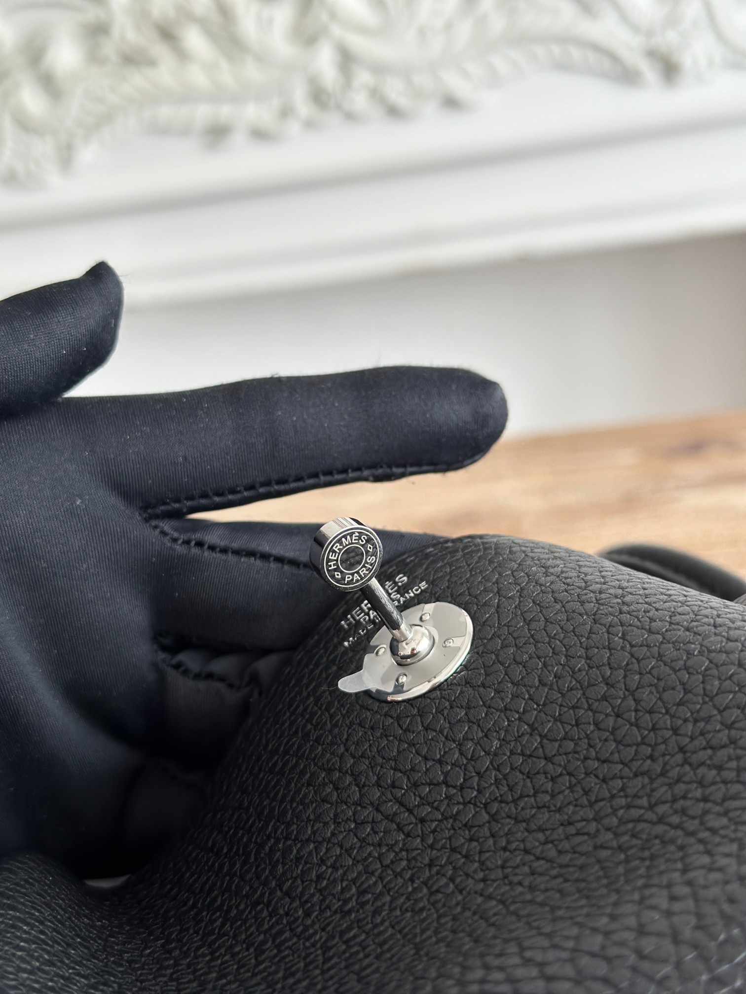 琳迪lindy 19cm	
Tc皮 蜜蠟線半手工縫製
lindy19保留了琳迪包所有細節的完整設計，側口袋、拉鍊等全部都是經典的設計√
這只小可愛暴擊了多少人的少女心