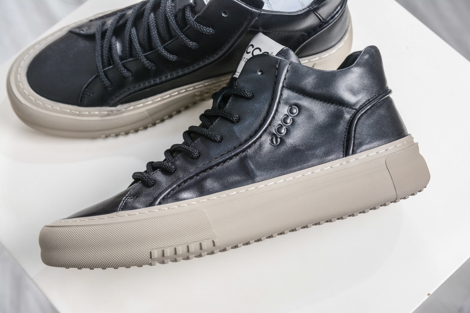 ECCO愛步男鞋中高幫熱門款 厚底增高潮酷板鞋 街頭時尚 休閒百搭 意趣出街 玩轉城市 
碼數：38 39 40 41 42 43 44（皮鞋碼）