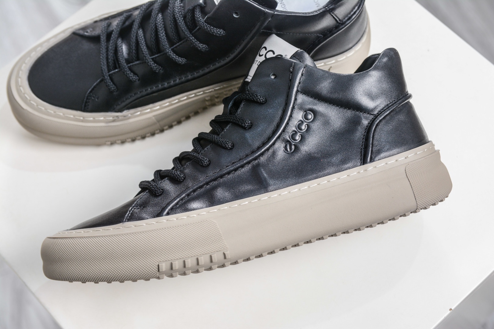 ECCO愛步男鞋中高幫熱門款 厚底增高潮酷板鞋 街頭時尚 休閒百搭 意趣出街 玩轉城市 
碼數：38 39 40 41 42 43 44（皮鞋碼）