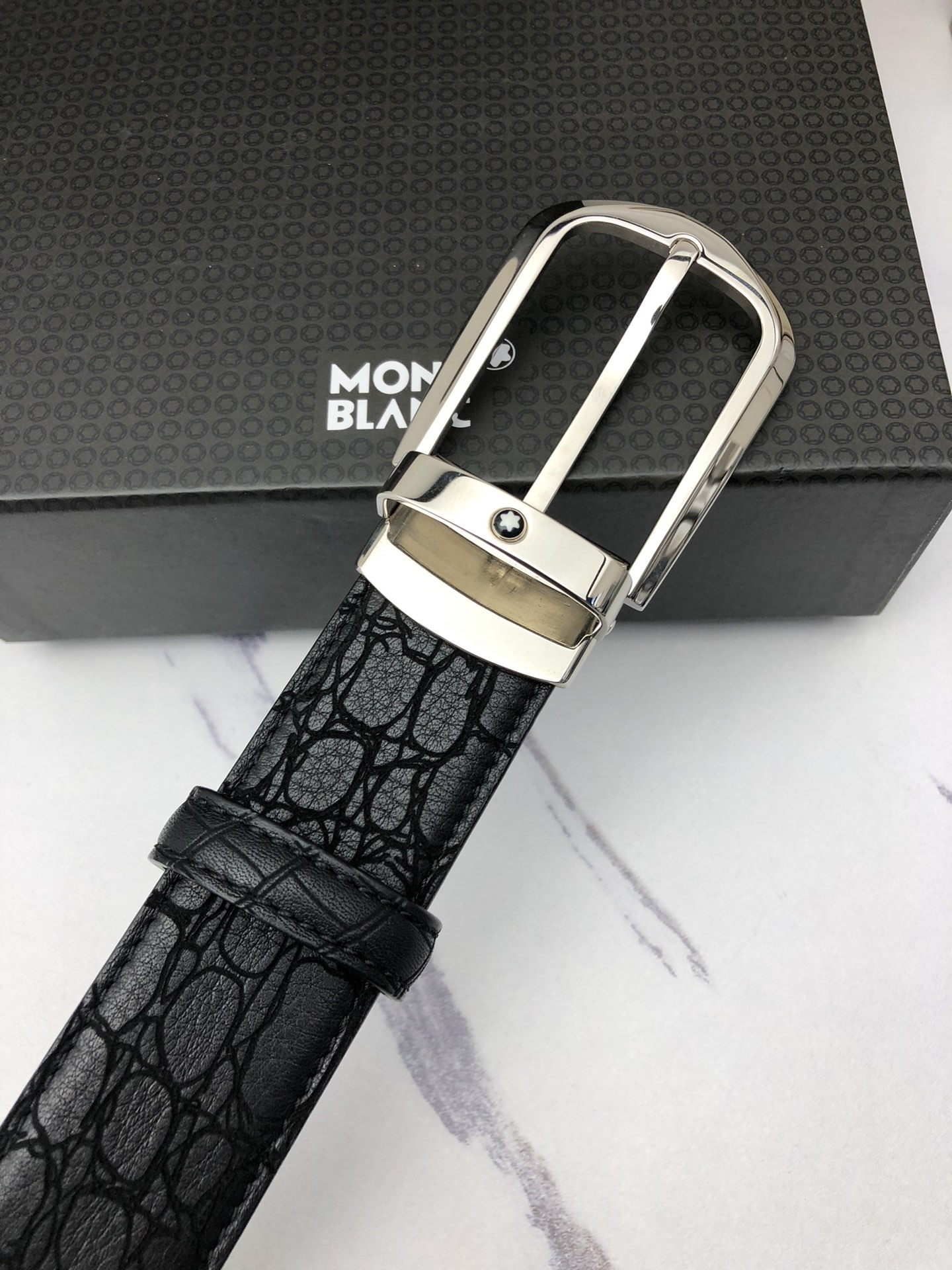 萬寶龍：原單頭層牛皮燙印花紋，內襯頭層壓橫紋牛皮底，營造織紋外觀。飾以標誌原單扣。專櫃寬度3.5