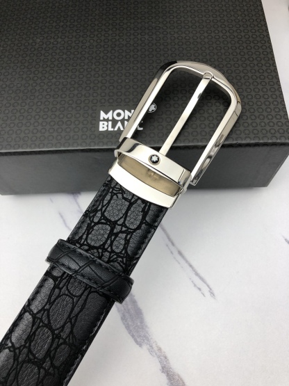 萬寶龍：原單頭層牛皮燙印花紋，內襯頭層壓橫紋牛皮底，營造織紋外觀。飾以標誌原單扣。專櫃寬度3.5