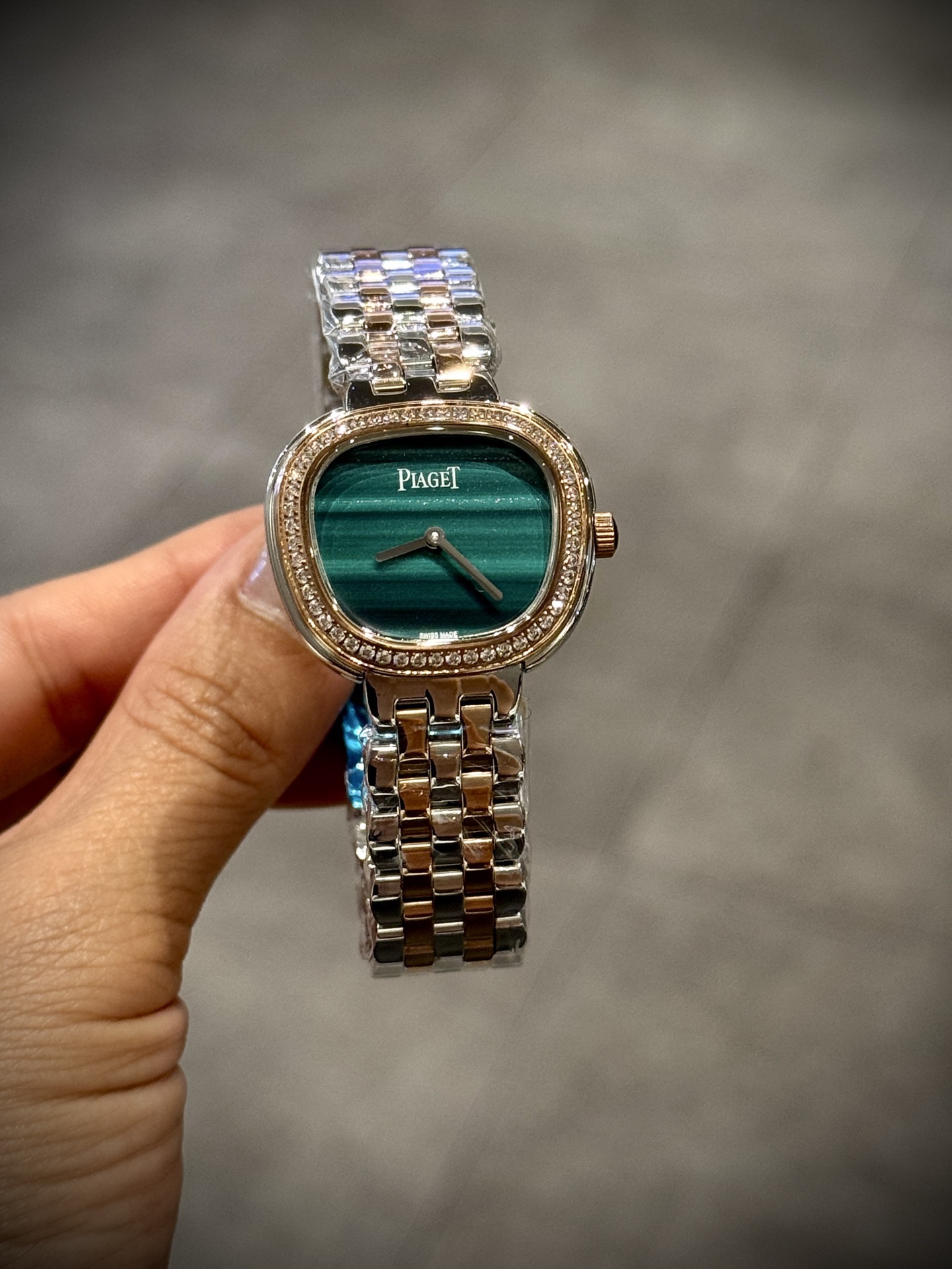 A8 factory•伯爵全新腕表 ﻿ #PiagetSixtie鎏金悅影系列 ﻿ 在瑞士鐘錶展「鐘錶與奇跡」閃亮登場！這款腕表游走於非凡制表工藝與黃金工藝之間，簡直是時尚與藝術的完美結合。Sixtie腕表採用獨特的梯形設計，重新詮釋1960年代末大膽華麗的風格，展現出獨特的魅力與優雅。
✨Sixtie系列腕表
✨直徑29毫米,
✨CNC數控雕刻精鋼梯形表殼
✨專櫃同步超薄厚度僅僅7mm
✨銀色太陽緞面打磨錶盤
✨316L精鋼錶鏈,搭載伯爵進口石英機芯  
認准A8出品！必屬精品！