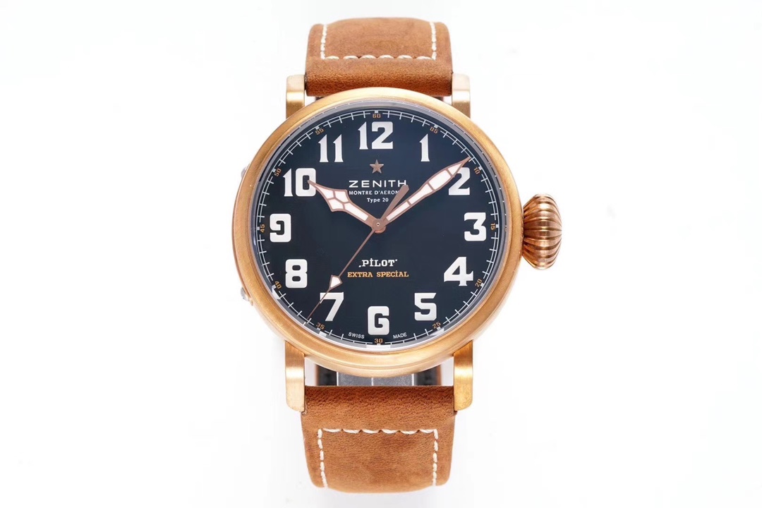 SⅤ又添新作真利時飛行員系列2019年度新款 好萊塢大片青銅騎士殺到！！！真力時是胡歌和靳東等“老幹部”們十分喜歡佩戴的腕表品牌之一，這款青銅材質的腕表散髮著一身正氣，本身就是腕表界的“老幹部”，戴上它足以從外在增添內涵。腕表45毫米的表殼由青銅打造，表鏡採用弧形雙面防眩處理藍寶石水晶，淺變綠色錶盤上粗體阿拉伯數字時標和鍍金琢面的指針上都覆有SuperLuminova SLN C3超級夜光物料，夜間仍可清晰讀取時間，SV 真力時飛行員系列，實現你的大飛夢