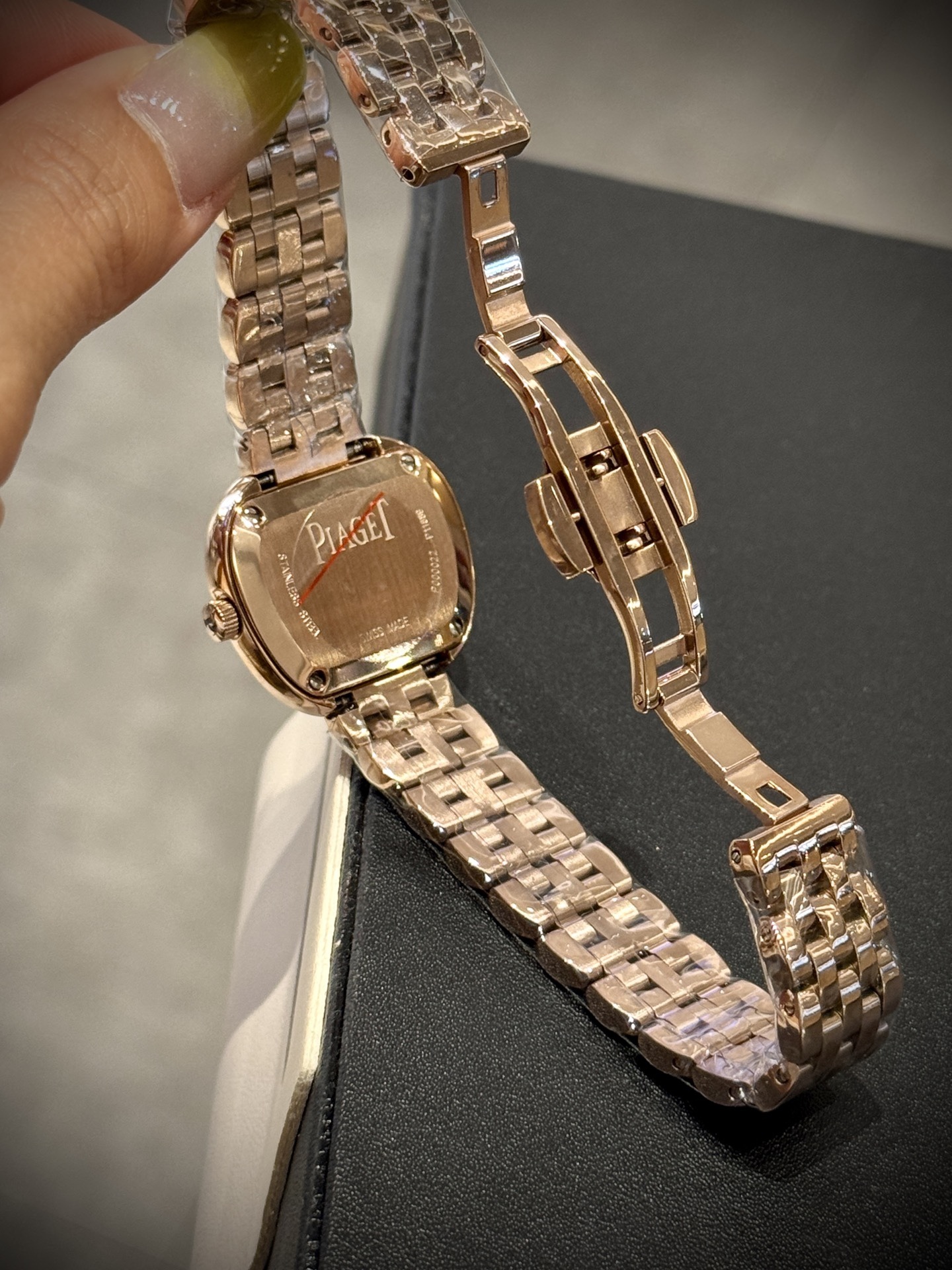 A8 factory•伯爵全新腕表 ﻿ #PiagetSixtie鎏金悅影系列 ﻿ 在瑞士鐘錶展「鐘錶與奇跡」閃亮登場！這款腕表游走於非凡制表工藝與黃金工藝之間，簡直是時尚與藝術的完美結合。Sixtie腕表採用獨特的梯形設計，重新詮釋1960年代末大膽華麗的風格，展現出獨特的魅力與優雅。
✨Sixtie系列腕表
✨直徑29毫米,
✨CNC數控雕刻精鋼梯形表殼
✨專櫃同步超薄厚度僅僅7mm
✨銀色太陽緞面打磨錶盤
✨316L精鋼錶鏈,搭載伯爵進口石英機芯  
認准A8出品！必屬精品！