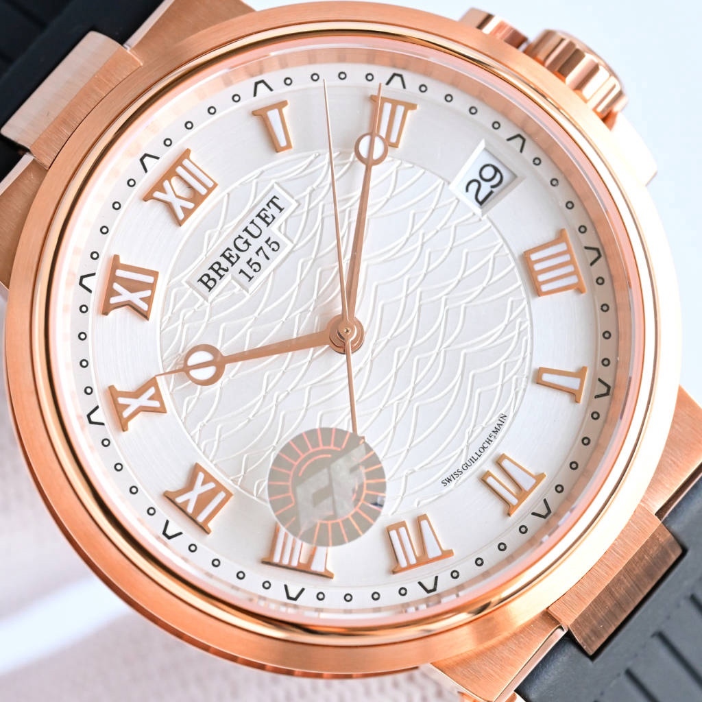 CF新品發佈會，寶璣-Breguet
航海MARINE航海系列5517款腕表，航海天文鐘的起源作品，“時計本是兵家利器”說的就是這款腕表，鐘錶界的巨作。工廠全面抄寫原裝數據，98%還原殼型字面，彰顯原裝優雅硬朗的氣質，原裝同款777A自動機械機芯，鐫刻獨立編號與寶璣先生簽名。直徑40毫米。正反均為藍寶石防刮玻璃，旋入式防水錶冠。實測防水深度100米。搭配飾有太陽放射紋錶盤，配裝進口天然橡膠錶帶，以零頭的價格給您帶來原裝超值體驗。