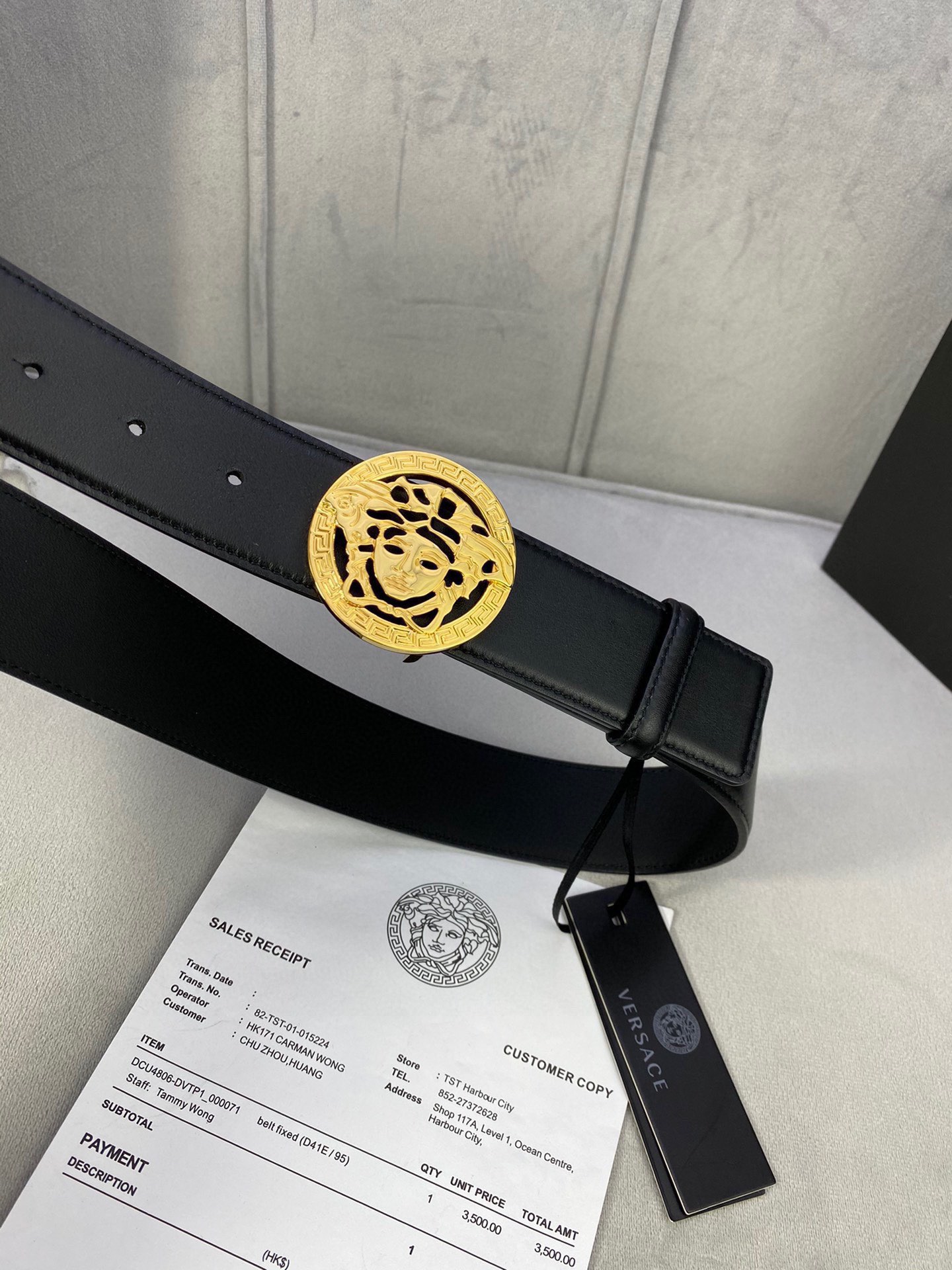 寬度3.8cm VERSACE（範思哲）此款平面皮帶採用小牛皮製成，配有一枚真空電鍍美杜莎頭像腰帶扣，採用穿孔閉合。