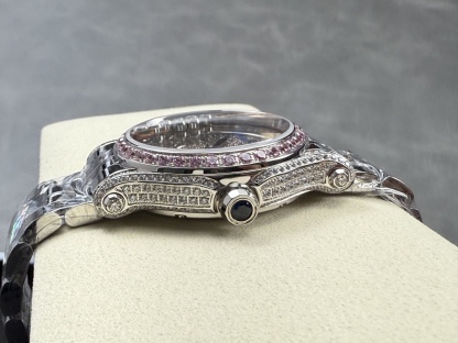 YF-新品🆕 滿鑽 快樂鑽36mm
2025最新款滿天星   原裝搭配美洲鰐魚錶帶 搭配2892機芯 蕭邦（HAPPY DIAMONDS）作為蕭邦最暢銷的系列一直以細膩的手法詮釋蕭邦標誌性靈動鑽石的概念，此系列作品柔美而時尚，都說男戴萬國女戴蕭邦 有金（進）有鑽（賺）寓意也很好。錶盤內的鑽石滾珠可自由滑行轉動，時來運轉 財運滾滾，讓每一位女性都以最迷人的造型驚艷世人。 這次給大家帶來的蕭邦快樂鑽系列 這次給大家帶來的蕭邦快樂鑽系列 是肖邦旗下最具代表性的腕表 最有特色的夾層玻璃的7顆，7顆鑽石產生自旋