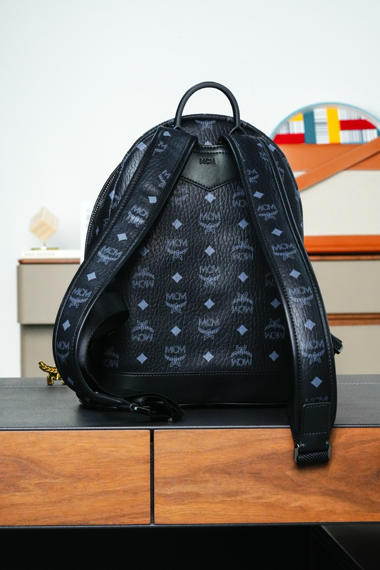 ⚠️®全新升级®𝙈𝘾𝙈 𝙎𝙩𝙖𝙚𝙠 𝙑𝙞𝙨𝙚𝙩𝙤𝙨
实拍黑色小号#铆钉双肩包老花满印黑色标志性的 Visetos 黑色涂层 # 结构化设计拥有宽敞的内部空间和金字塔形铆钉饰边 造型风格前卫 # 男女同款包 # 背包里的黑酷天花板