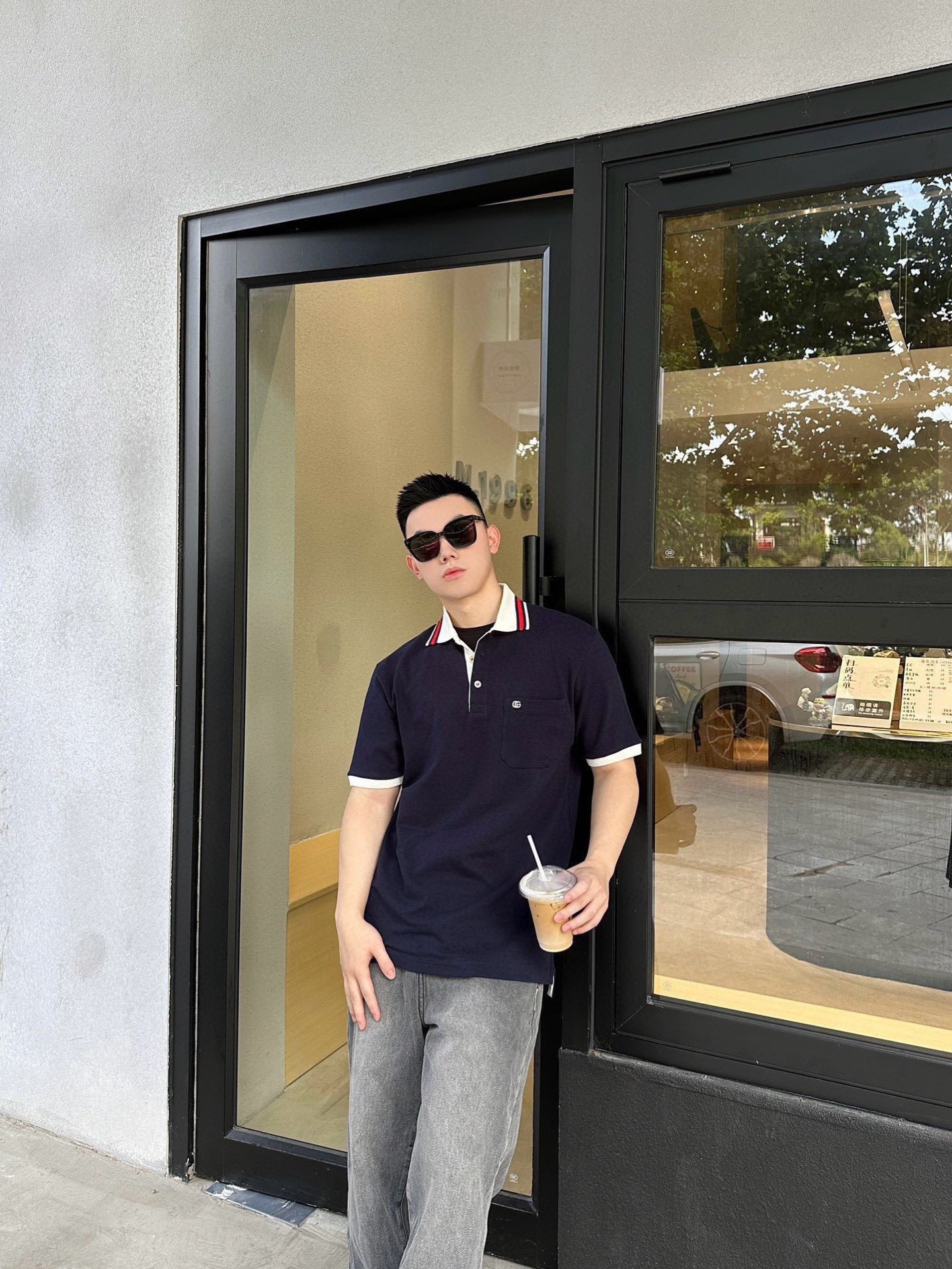 Gucci/古馳 24ss 胸口雙G刺繡Polo短袖
原購入，採用60支雙股250克重棉氨混紡雙面珠地面料，條紋相間拼色衣領定為雙系統提花定織扁機製成。GG互扣刺繡圖案採用進口田島機器，榻榻米刺繡搭配挨針繡工藝，刺繡非常的飽滿，精細針法綿密，以榻榻米刺繡工藝打底，挨針繡描廓邊緣及字母繡花，層次清晰豐富立體。前胸無明線無散口雙層面筒，袖口縫盤螺紋同為扁機織造，採用TAJIMA進口機台加工，人工手縫領標開背領標帶防偽芯片，紐扣開模天然塔羅貝炭黑刻字牛角扣，三標輔料同步定 制。經典翻領設計
