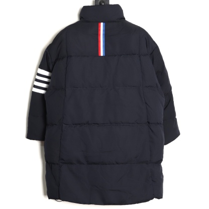 THOM BROWNE/湯姆布朗TB 四槓小狗長款羽絨服
採用進口90鴨絨填充 內外里加雙層內膽不會跑毛 高密度防風抗寒功能性面料 手感柔軟舒適  工藝更是精湛 嚴防鑽絨 採用國際先進的真空充絨技術 增加空氣隔層 不損傷羽線 能保持羽原有的柔軟性、彈性及手感 將羽絨的保暖性發揮到最佳！
N Size：S-M