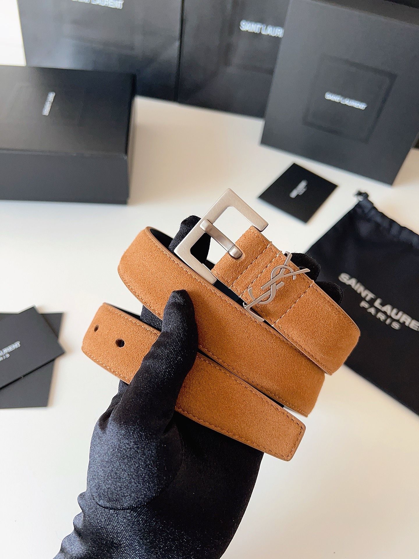 
ysl聖羅蘭2026女士新款腰帶，冬季爆款絨面原版皮，方形搭扣配以ysl標識腰帶環，女士冬季必備款，寬度3.0cm