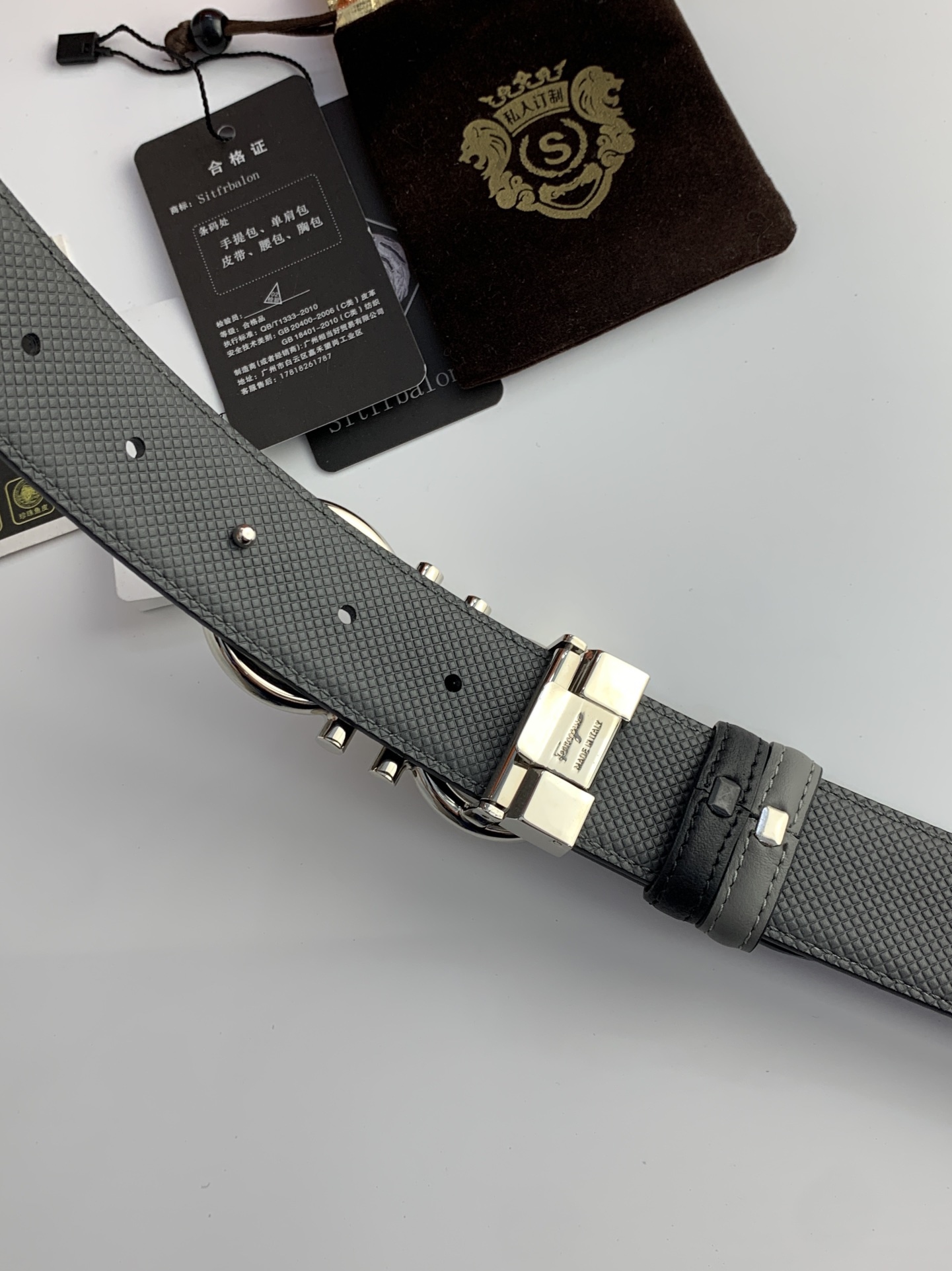 〖F家〗這款皮帶採用雙面小牛皮，搭配純銅八字扣，打造高雅考究的造型。寬3.5cm，長度可調節，達到量身定制般的修身效果。