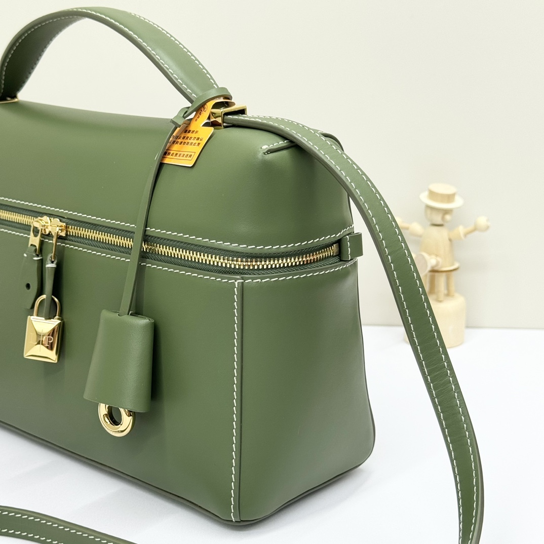 𝓛𝓸𝓻𝓸 𝓟𝓲𝓪𝓷𝓪 諾悠翩雅
𝑬𝒙𝒕𝒓𝒂 𝑩𝒂𝒈 𝑳𝟐𝟕 
寬開口加大容量斜挎包，包型設計更立體更有型，包身採用進口原廠小牛皮，手感柔軟而獨特，包包內部結構多了內袋。雙向加長拉鍊開合，配有My Charms金色金屬掛飾（LP特級純鋼五金配件）
size：27*16*10釐米
配全套專櫃禮盒包裝🎁