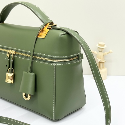 𝓛𝓸𝓻𝓸 𝓟𝓲𝓪𝓷𝓪 諾悠翩雅
𝑬𝒙𝒕𝒓𝒂 𝑩𝒂𝒈 𝑳𝟐𝟕 
寬開口加大容量斜挎包，包型設計更立體更有型，包身採用進口原廠小牛皮，手感柔軟而獨特，包包內部結構多了內袋。雙向加長拉鍊開合，配有My Charms金色金屬掛飾（LP特級純鋼五金配件）
size：27*16*10釐米
配全套專櫃禮盒包裝🎁