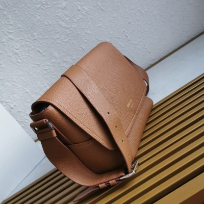 【 原單】🎉新款郵差包🎉🎉2VD069🎉🎉這款皮革單肩包採用進口小牛皮，彰顯時尚休閒格調。精緻小巧，翻蓋廓形搭配可調節肩帶，飾有金屬五金配件和字母徽標。翻蓋設計 上身效果非常酷，寶寶們，趕緊入手吧🎉🎉長22x高22x底12cm🎉🎉🎉👏👏