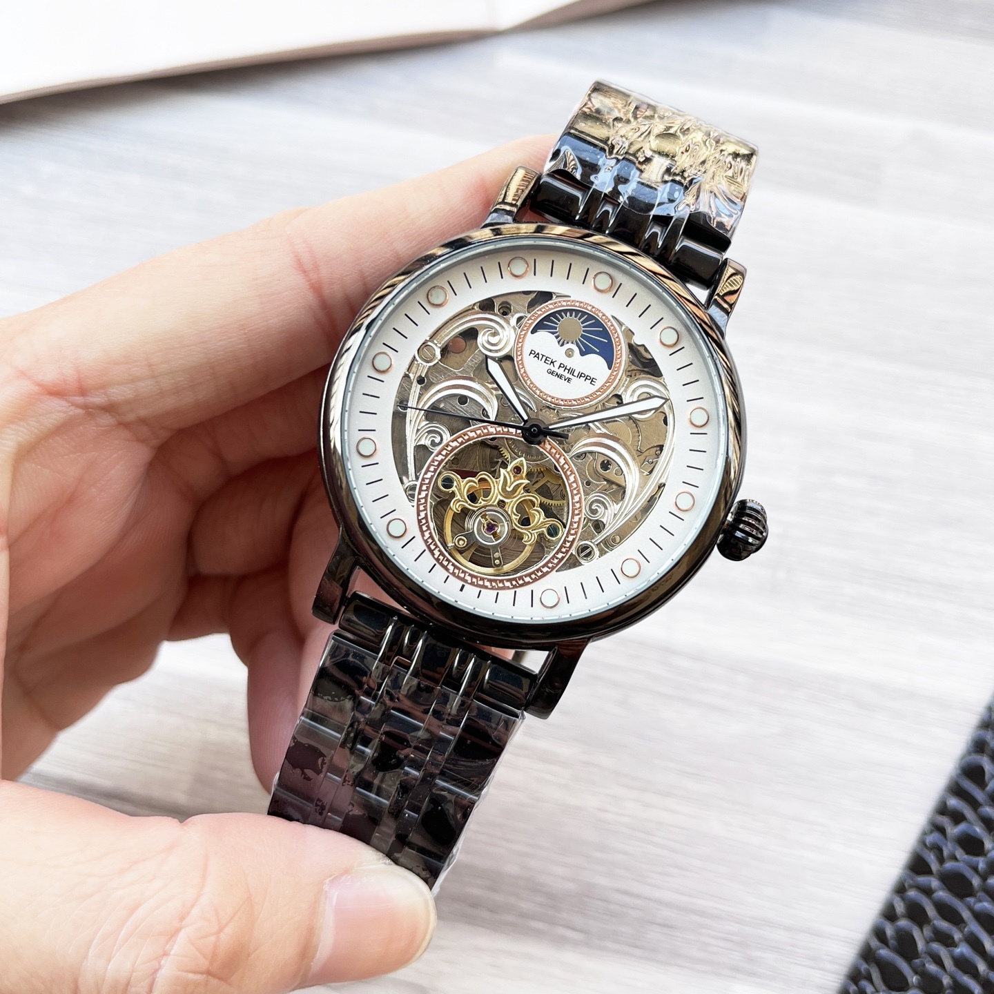 
複雜時計 奢華大氣🔥
經典新品 震撼上市🎈
【最新】：百達翡麗 大飛輪設計
【類型】：精品男士腕表
【錶帶】：真牛皮錶帶
【機芯】：高端全自動機械機芯
【鏡面】：礦物質強化玻璃（更高清）
品味高雅 浩瀚大氣 匠心獨運 腕間瑰寶
尺寸：直徑42mm厚12.5mm熱賣上市！歡迎轉載！