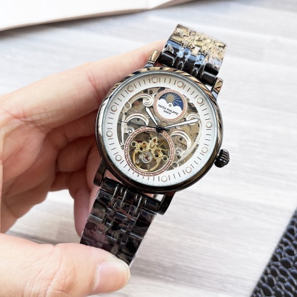 
複雜時計 奢華大氣🔥
經典新品 震撼上市🎈
【最新】：百達翡麗 大飛輪設計
【類型】：精品男士腕表
【錶帶】：真牛皮錶帶
【機芯】：高端全自動機械機芯
【鏡面】：礦物質強化玻璃（更高清）
品味高雅 浩瀚大氣 匠心獨運 腕間瑰寶
尺寸：直徑42mm厚12.5mm熱賣上市！歡迎轉載！