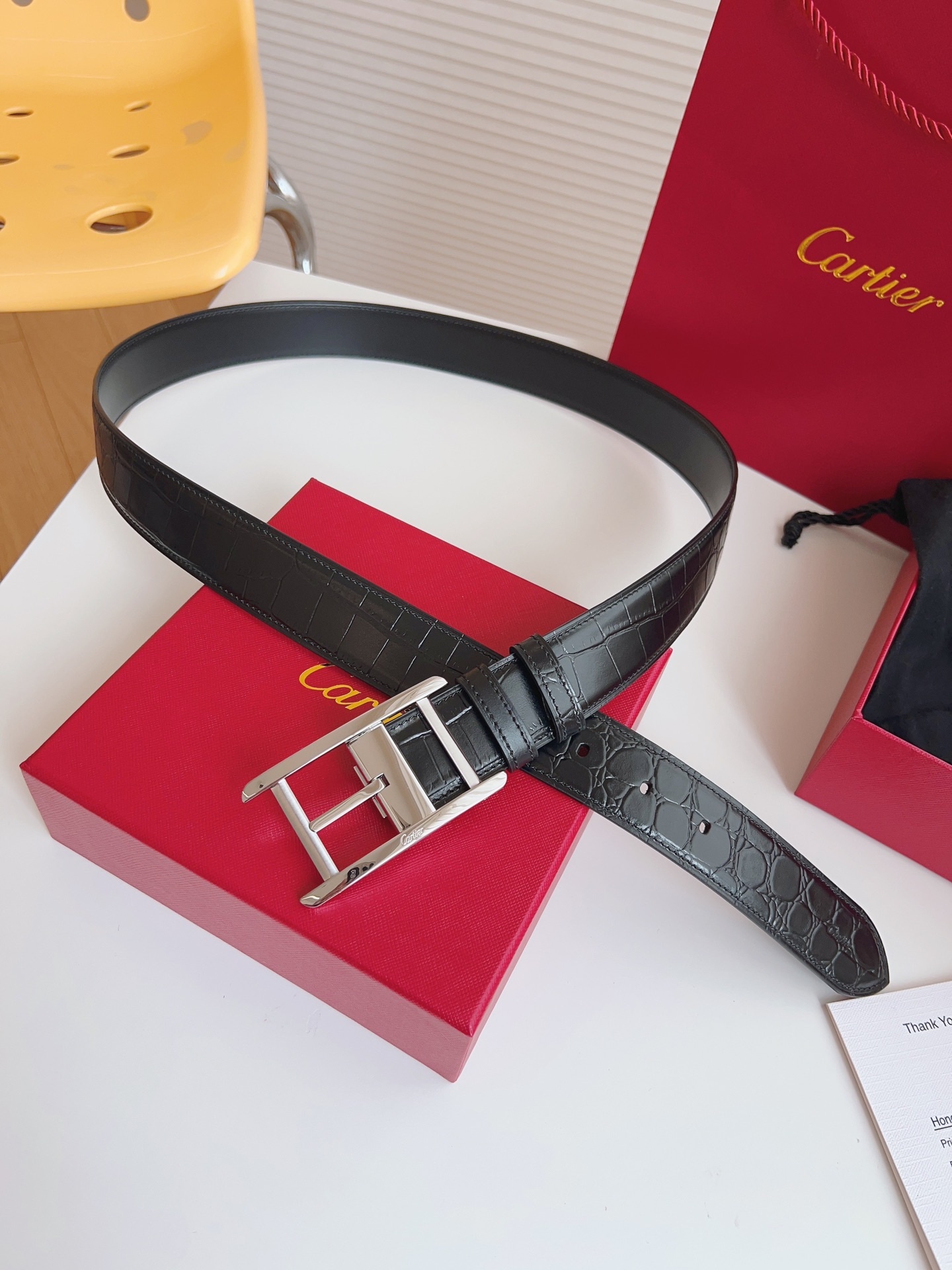 
Cartier（卡地亞）憑借匠心傑作展現與眾不同的美感，融合精湛工藝與經典設計，演繹雋永風格；瀟灑不羈，果敢獨立！此款式易搭配服飾；休閒正裝兩相宜。皮帶寬度：35mm