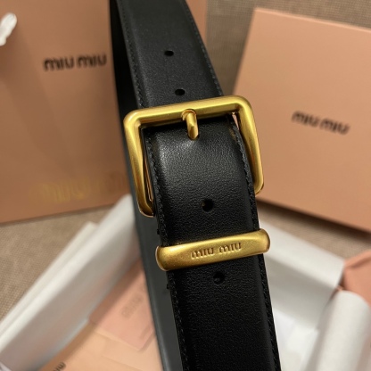 MiuMiu 今年大爆款上新‼️‼️
這就是野性與可愛結合的反差美！
關但寬度粗 腰頭大 有一種野性與可愛結合的反差美～
炎名系上有甜酷甜酷的氛圍感喔#
寬度 ：3.5cm