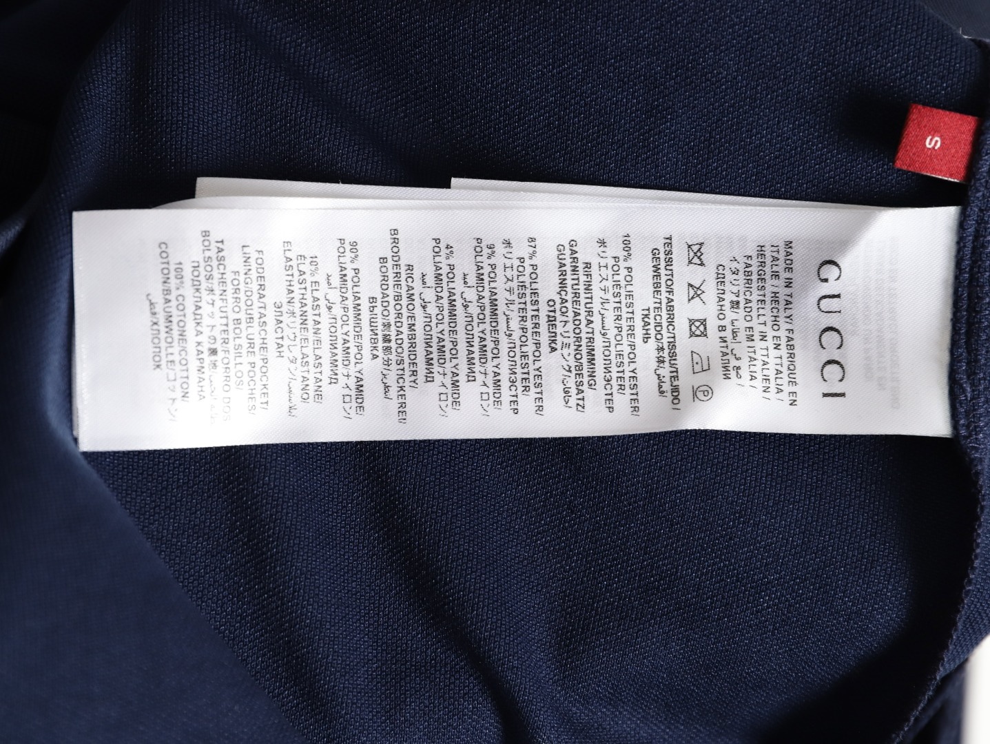 Gucci/古馳 G字母膠條拉鍊連帽外套
這款單品出自Lido系列，設計靈感源自意大利海岸的夏日風情和海灘俱樂部，早秋系列聚焦基礎廓形與經典細節，匠心呈獻日常服飾和晚裝造型，這款休閒連帽衛衣採用平紋針織面料精制而成，中央貫穿點綴G標識條紋印花，男女同款，定制輔料三標
A Size:S-XL