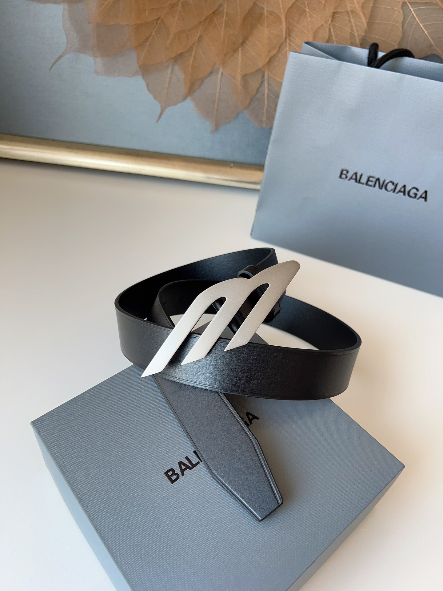 巴黎世家（Balenciaga）寬度3.5cm 是法國的奢侈品牌，作為時尚界最具影響力品牌之一的地位。設計師源於：都市時尚潮流獨特的設計風格，採用進口小牛皮製作；搭配純銅復古五金，使其更具魅力。值得擁有的百搭精品！