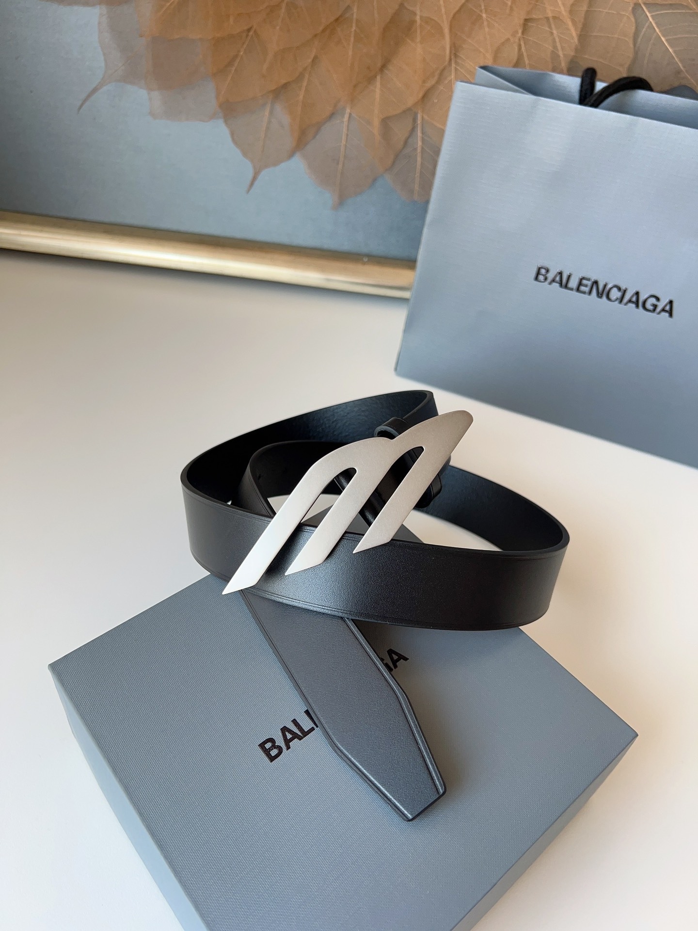 巴黎世家（Balenciaga）寬度3.5cm 是法國的奢侈品牌，作為時尚界最具影響力品牌之一的地位。設計師源於：都市時尚潮流獨特的設計風格，採用進口小牛皮製作；搭配純銅復古五金，使其更具魅力。值得擁有的百搭精品！