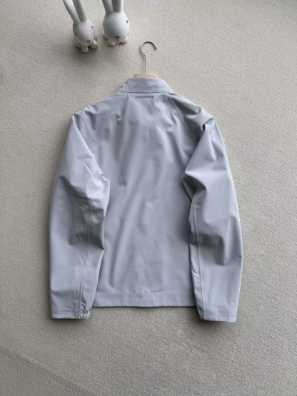 26春款 DESCENTEGOLF迪桑特高爾夫新品男PRO系列防風防潑水夾克外套

採用全無縫熱壓膠工藝，告別針孔滲水，風雨無縫可鑽；搭載專業防水透氣面料，強防風、拒暴雨，極端天氣依舊乾爽。表層DWR防油污防潑水處理，水漬油污一擦即淨，耐髒易打理。剪裁利落百搭，戶外徒步、日常出行皆有型，耐磨抗造，四季實用。

顏色 ：黑色 淺灰
尺碼：m-3XL 圖9