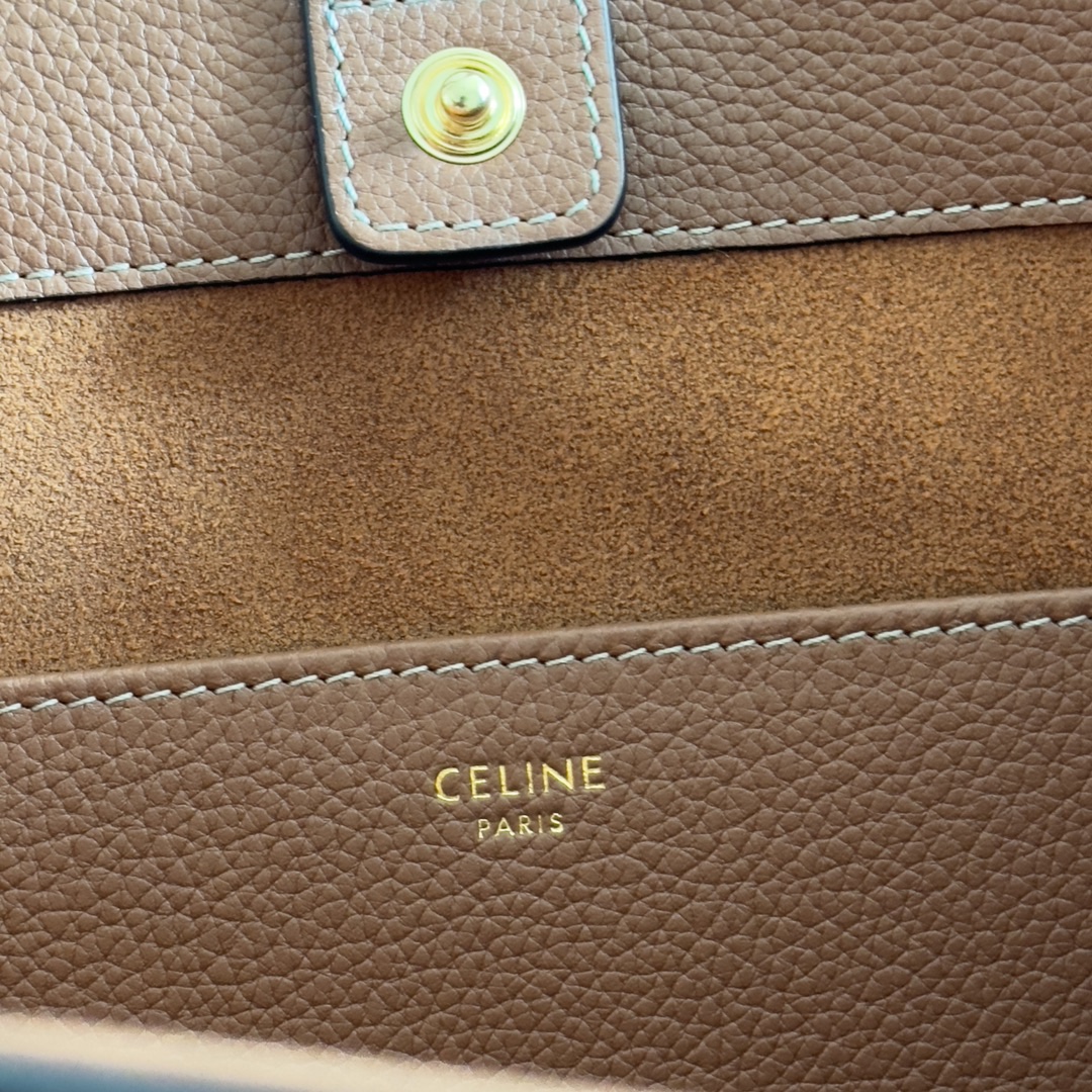 CELINE 家最新款托特包「CABAS ANAIS」小號_到貨啦!看一眼就
陷進去的大包，真的是喜歡大包姐妹的利!上身特別的高級、
精緻，庸庸懶懶的復古風，簡單不浮誇，粒面牛皮完全不用擔
心刮花!大容量設計~無論是日常出街還是通勤，都能輕鬆裝
下各種物品喲!
型號:118233
尺寸:28x24x12cm
