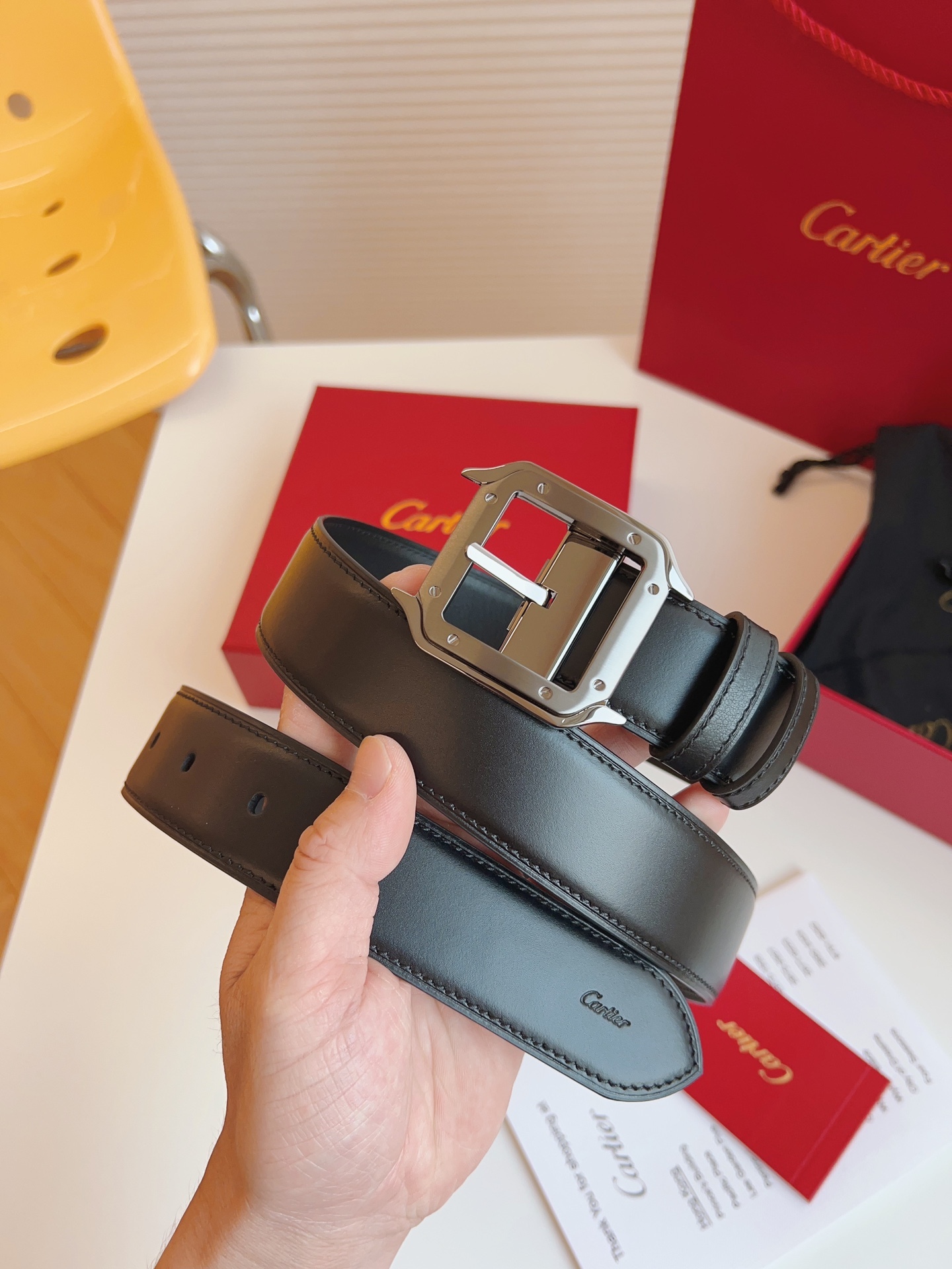 
Cartier（卡地亚）凭借匠心杰作展现与众不同的美感，融合精湛工艺与经典设计，演绎隽永风格；潇洒不羁，果敢独立！此款式易搭配服饰；休闲正装两相宜。皮带宽度：35mm