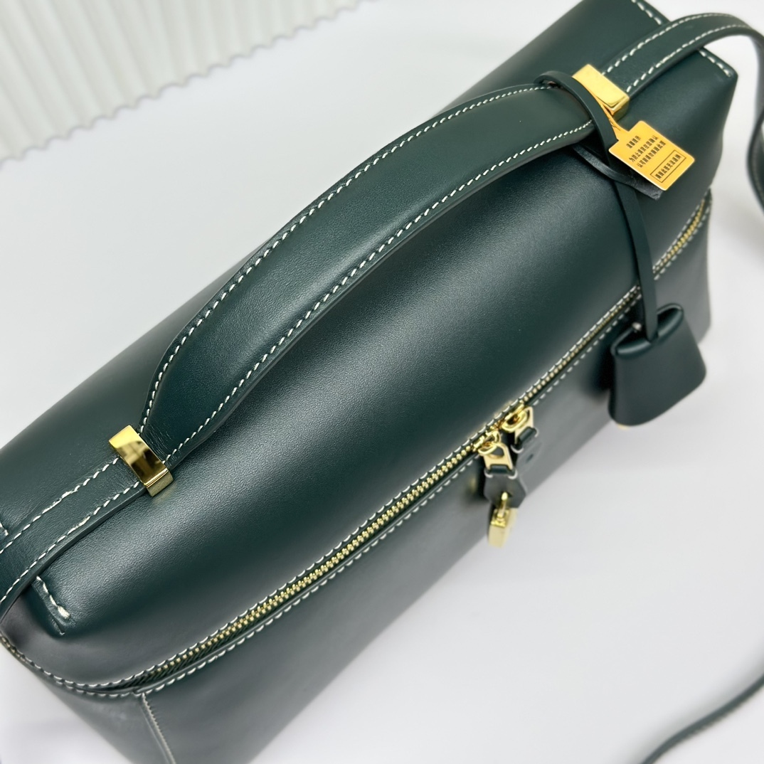 𝓸𝓻𝓸 𝓟𝓲𝓪𝓷𝓪 諾悠翩雅
𝑬𝒙𝒕𝒓𝒂 𝑩𝒂𝒈 𝑳𝟐𝟕 
寬開口加大容量斜挎包，包型設計更立體更有型，包身採用進口原廠小牛皮，手感柔軟而獨特，包包內部結構多了內袋。雙向加長拉鍊開合，配有My Charms金色金屬掛飾（LP特級純鋼五金配件）
size：27*16*10釐米
配全套專櫃禮盒包裝🎁