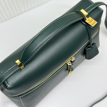 𝓸𝓻𝓸 𝓟𝓲𝓪𝓷𝓪 諾悠翩雅
𝑬𝒙𝒕𝒓𝒂 𝑩𝒂𝒈 𝑳𝟐𝟕 
寬開口加大容量斜挎包，包型設計更立體更有型，包身採用進口原廠小牛皮，手感柔軟而獨特，包包內部結構多了內袋。雙向加長拉鍊開合，配有My Charms金色金屬掛飾（LP特級純鋼五金配件）
size：27*16*10釐米
配全套專櫃禮盒包裝🎁