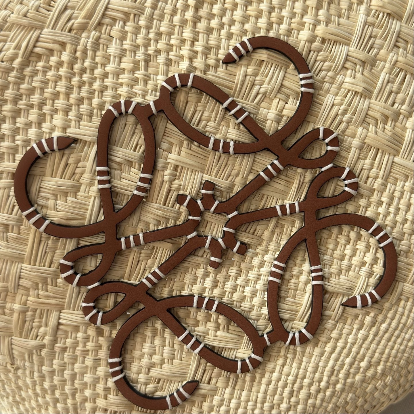 LO℮w℮🆕（高版本）進口原材料 肩帶全部升級🧺伊拉卡棕櫚纖維和牛皮革 Anagram Basket 手袋*一個傳統的籃子手袋*帶有經典的手工編織包身，管狀牛皮革帶子和頂部提手*以及一塊牛皮革 Anagram 壓紋貼片這個版本採用伊拉卡棕櫚製成，這種棕櫚樹在哥倫比亞種植、收穫並曬乾，然後由公平貿易原則指導的 Corporación Oficio y Arte 組織的女工匠編織。肩背或頂部提手攜帶*牛皮革系帶開合*可以使用個性化掛飾和帶子進行定制*無襯里*由於手工製作，尺寸可能略有不同，使每次購買都