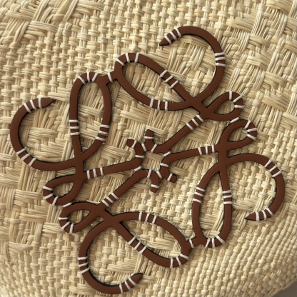 LO℮w℮🆕（高版本）進口原材料 肩帶全部升級🧺伊拉卡棕櫚纖維和牛皮革 Anagram Basket 手袋*一個傳統的籃子手袋*帶有經典的手工編織包身，管狀牛皮革帶子和頂部提手*以及一塊牛皮革 Anagram 壓紋貼片這個版本採用伊拉卡棕櫚製成，這種棕櫚樹在哥倫比亞種植、收穫並曬乾，然後由公平貿易原則指導的 Corporación Oficio y Arte 組織的女工匠編織。肩背或頂部提手攜帶*牛皮革系帶開合*可以使用個性化掛飾和帶子進行定制*無襯里*由於手工製作，尺寸可能略有不同，使每次購買都