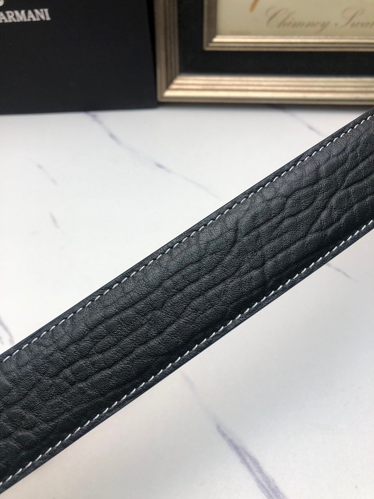 阿曼妮：原單頭層牛皮大象皮紋面，內襯頭層小牛皮底，搭配原單自動扣，可裁剪的自動帶，此款腰帶面雙採用意大利原定廠制進口牛皮帶身 ，對專版櫃足寬3.5
