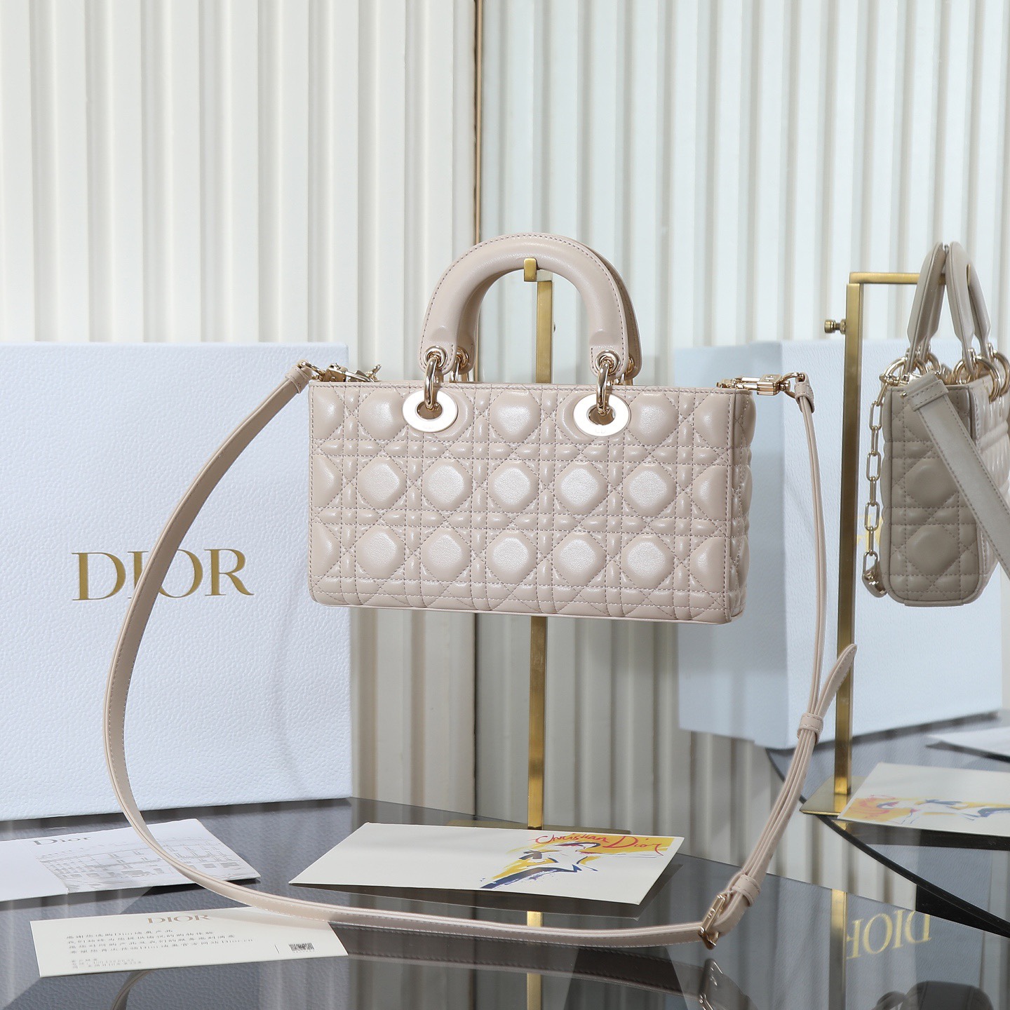 D-joy  原廠級別 

中號尺寸 米色現貨‼️

全新D-joy強勢回歸，最新中號✔️大爆款的節奏🔥，包包自帶兩條肩帶，多種背法🙋🏻‍♀️，上身又美又颯，經典的菱格設計🥅，搭配柔軟的綿羊皮優雅又時尚🌿

size：26-6-14cm
