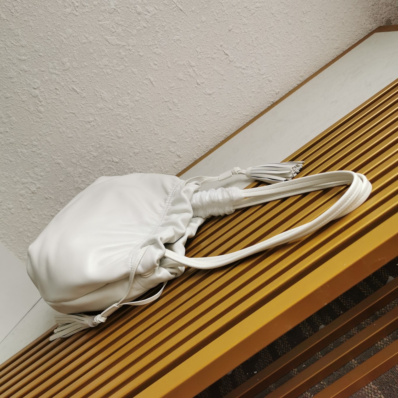 【 原單】P家🌹🎉新款福袋包🎉1BG541小羊皮🎉🎉這款福袋包採用進口小羊皮，袋口為抽繩加兩邊流梳設計，顯得整個包格外時尚又輕便又休閒，袋口為磁扣開合，內配有拉鍊和口袋，上身效果非常漂亮，女士們，趕緊入手吧，又是一款永久了過時爆款🎉🎉尺寸：長24x高25x底11cm🎉