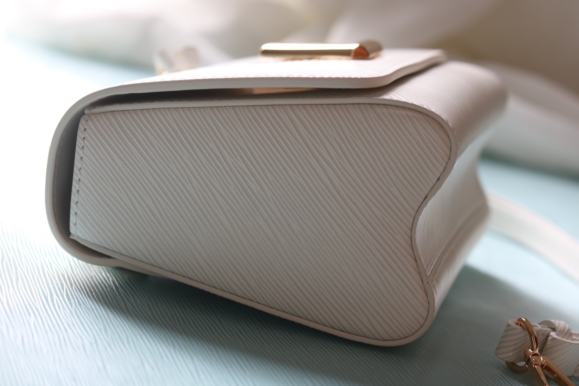 [玫瑰]最新款[玫瑰][玫瑰] 原版品質【獨家實拍 款號:50506/M11723/M11724/M11725 】
 本款 Twist 中號手袋擁有 Epi 皮革的考究肌理，搭配牛皮革內襯和光滑牛皮革飾邊。琺 Monogram 花卉懸掛於纖細鏈條，可拆卸並調節的肩帶實現肩背和斜挎選擇。17 x 9.5 x 23釐米(高 x 寬 x 長度)