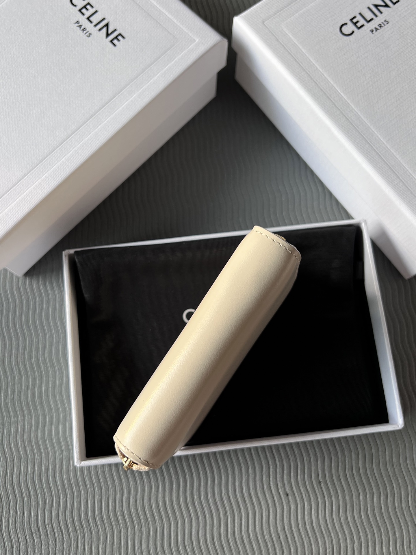 TRIOMPHE光滑牛皮革短款拉鍊錢包
產品信息
4 X 3 X 1英吋(11 X 8.5 X 2釐米)
牛皮革
襯里 : 牛皮革/織物
拉鍊開合
6個卡槽
2個角撐隔層
編號：10K533