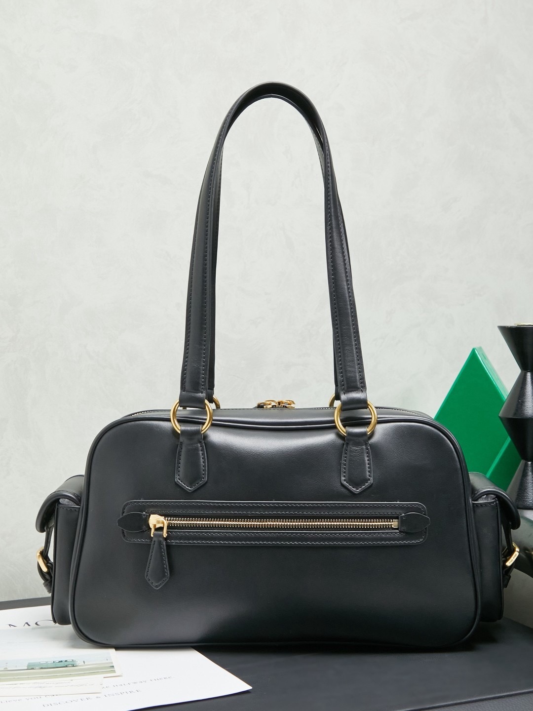 Miu新品特色款式中古机车包，超重工制做，精致柔软做旧擦色小羊皮，呈现百搭复古风格，多口袋元素与精美的五金配件彰显质感与实用性，延续 miu不拘一格，大胆创新，慵懒不鞍却又自然洒脱的风格，个性鲜明，能驾驭各种风格，上班通勤外出旅游都是绝佳选择，容量相当可光
尺寸：32X19 X14 cm