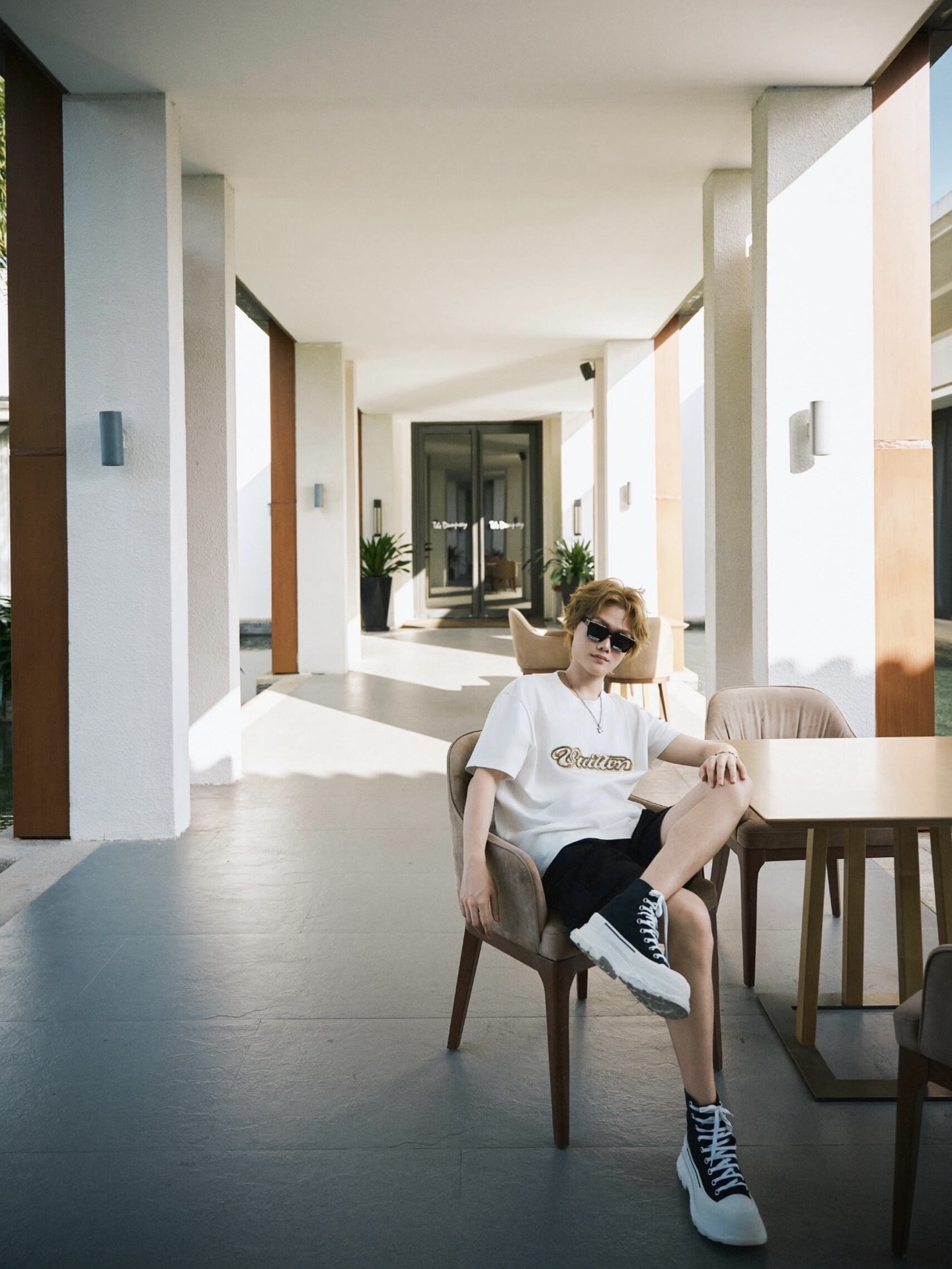 🔝LOUIS VUITTON LV 亮片字母特種刺繡短袖T恤
正品購入，26支雙紗全棉精梳棉220克，1*1索羅娜羅紋280克，特種刺繡，面料酵洗，定制亮片、章仔、商標，合身版型
B Size：S-XL