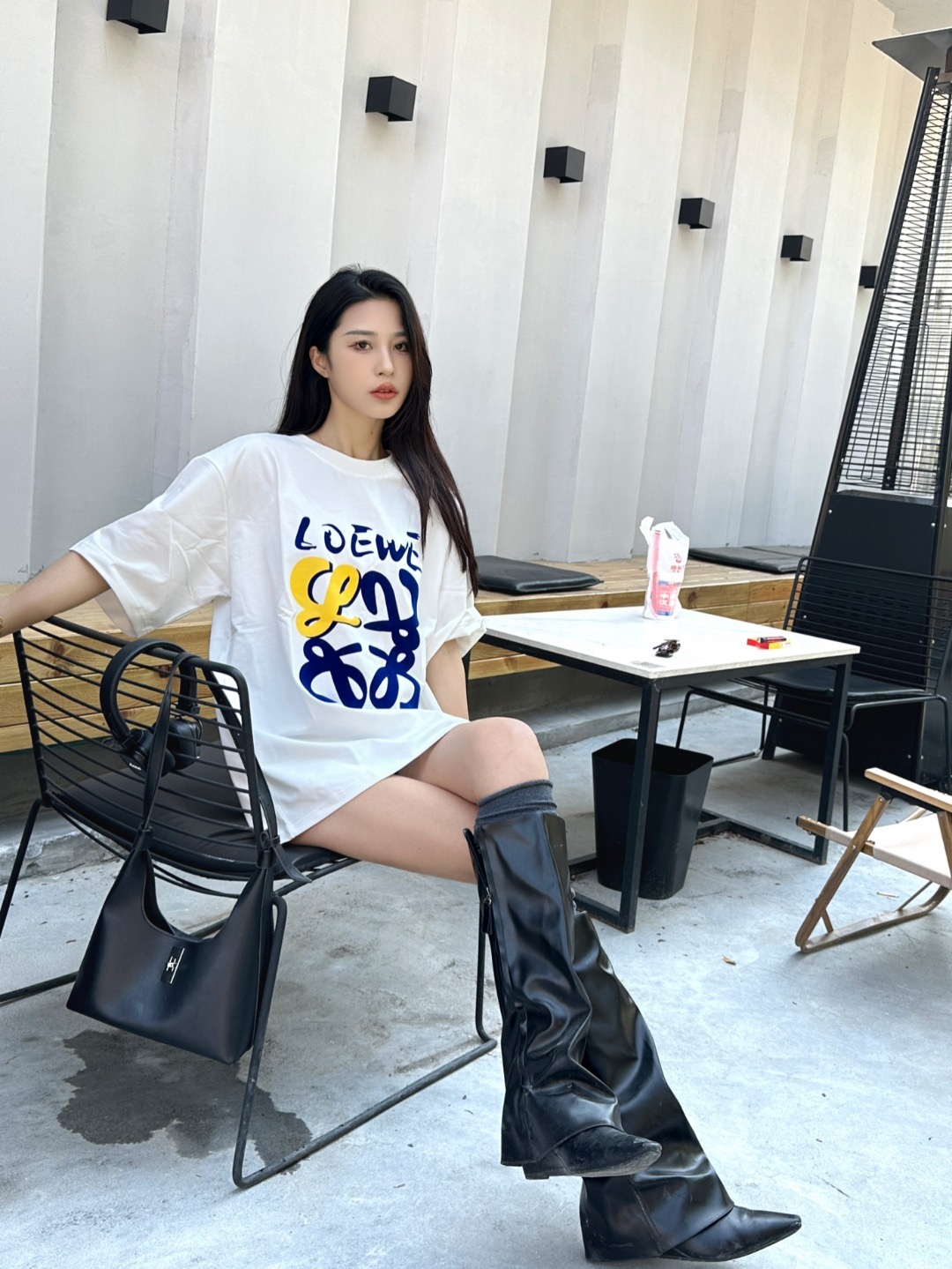 Loewe/羅意威 25ss 塗鴉彩繪植絨印花短袖T恤
260g棉質布料40支雙紗面料，無蝕塵‬毛藝工‬處布理‬面，紡織密度高，垂感佳，不易變形。
厚織感加上緊密紡紗工藝，不會影響Tee的透氣性，成色的飽和度很高
胸前撞色塗鴉彩繪植絨印花工藝
版型上身效果好，百搭好看的一款T恤，寬松版型遮肉顯瘦不挑人
顏色: 白色，黑色
S Size：S-XL