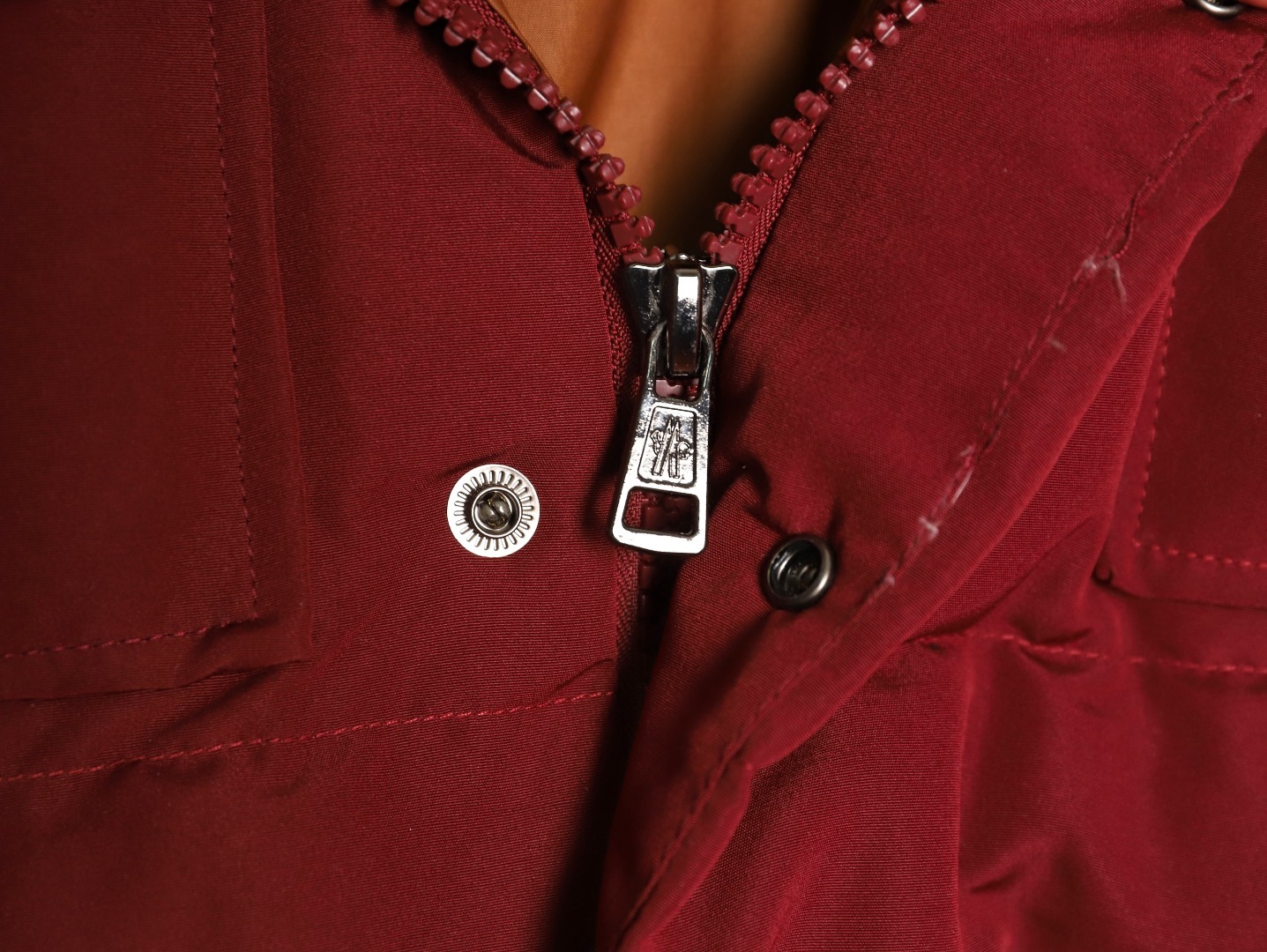 Moncler/蒙口 Gamme Rouge雙口袋連帽羽絨服
Moncler Gamme Rouge男士羽絨服，酒紅色超
有質感，尼龍面料防潑水，90絨填充保暖力滿分
。連帽設計＋金屬按扣，細節控必入！兩個翻蓋
口袋超實用，寬松版型，隨便搭配都很時髦，冬季
出街或戶外都很適合～
A Size:1-5