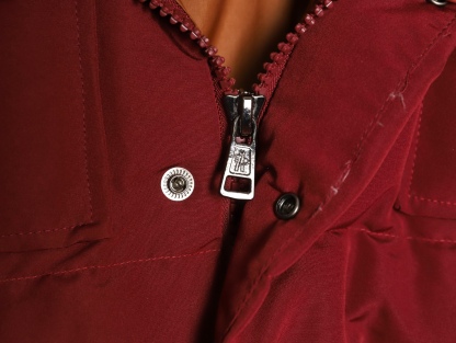 Moncler/蒙口 Gamme Rouge雙口袋連帽羽絨服
Moncler Gamme Rouge男士羽絨服，酒紅色超
有質感，尼龍面料防潑水，90絨填充保暖力滿分
。連帽設計＋金屬按扣，細節控必入！兩個翻蓋
口袋超實用，寬松版型，隨便搭配都很時髦，冬季
出街或戶外都很適合～
A Size:1-5