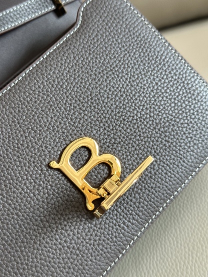 0  B家最新版型立挺的「TB 專屬標識鎖扣包」，選用意大利鞣制粒紋皮革打造，搭配緝明線設計，鎖扣裝飾 Thomas Burberry 靈感專屬標識，可肩背、斜背或打造手拿包造型。
21 x 6 x 16cm❤️型號3311