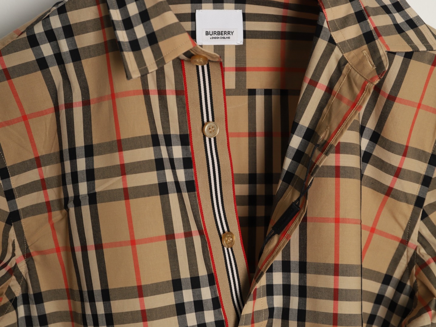 Burberry/巴寶莉 門襟袖口織帶格紋棉質長袖襯衫
面料採用雙股80支梭織斜紋面料，格紋對位，紗線定織定染，
每個獨立的尺碼都是定位裁片，前幅，口袋，
袖子等部位都是對格對位的，工序複製，費時費料，
採用純天然珍珠貝殼紐扣，洗水嘜定制，多處手工一片一片激光剪裁對位，
所有工序，用料都是ZP做法，區別市面一眼假版本
裝飾品牌典藏 復古大格紋，BUR粉絲的衣櫥珍藏款式,尤其是對於忠實的BUR粉來說，
此款更是絕對不能錯過的珍寶級別產物！
顏色：門襟袖口織帶
S Size：S-XL