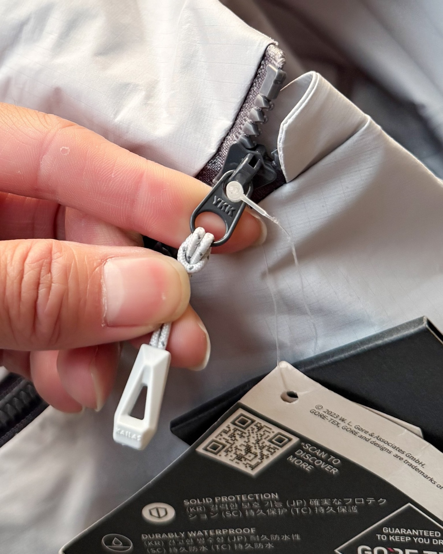 KAILAS凱樂石博格達衝鋒衣！防風防水透氣保溫，六色可選！面料採用與100D Gore-Tex Pro同級防護科技，人性化剪裁設計立體剪裁在肩部、肘部預留充足活動空間，背負重包時也不會束縛動作。風帽後側設有抽繩調節系統，暴雨時收緊可防止雨水糊臉；袖口採用鈎環固定，大幅活動時不易移位。透氣與輕量平衡腋下雙拉鍊設計能在運動時形成有效通風。整體重量控制得當，長途徒步不會造成負擔。可拆卸內膽：三合一設計最驚喜的是羽絨內膽
羽絨內膽特別輕便，保暖效果很好；可拆卸，很方便穿脫，拆掉羽絨內膽，就是一件風殼