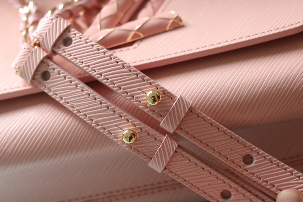 [玫瑰] 原版品質[玫瑰]歡迎貨比三家[玫瑰]款號：50396/23271/23267/23377[玫瑰][玫瑰][玫瑰]本款 Twist 中號手袋取材Epi粒面皮革。標誌性鎖扣點綴同色琺瑯，呈現絎縫效果，致意品牌硬箱內部圖案，並彰顯路易威登匠心工藝。可由日入夜背攜，釋放潮流格調。[玫瑰]
23x 17x9.5釐米(長度x高x寬) Epi 粒面皮革
Epi粒面皮革飾邊牛皮革內襯金屬件
LV Twist 扭鎖
內貼袋，配有可拆卸鏡子後側內貼袋
大號前內袋配有拉鍊袋肩帶:可拆卸，可調節包帶半長:49.0釐