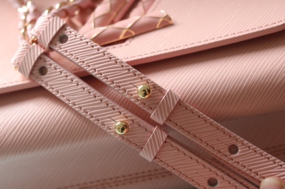 [玫瑰] 原版品質[玫瑰]歡迎貨比三家[玫瑰]款號：50396/23271/23267/23377[玫瑰][玫瑰][玫瑰]本款 Twist 中號手袋取材Epi粒面皮革。標誌性鎖扣點綴同色琺瑯，呈現絎縫效果，致意品牌硬箱內部圖案，並彰顯路易威登匠心工藝。可由日入夜背攜，釋放潮流格調。[玫瑰]
23x 17x9.5釐米(長度x高x寬) Epi 粒面皮革
Epi粒面皮革飾邊牛皮革內襯金屬件
LV Twist 扭鎖
內貼袋，配有可拆卸鏡子後側內貼袋
大號前內袋配有拉鍊袋肩帶:可拆卸，可調節包帶半長:49.0釐