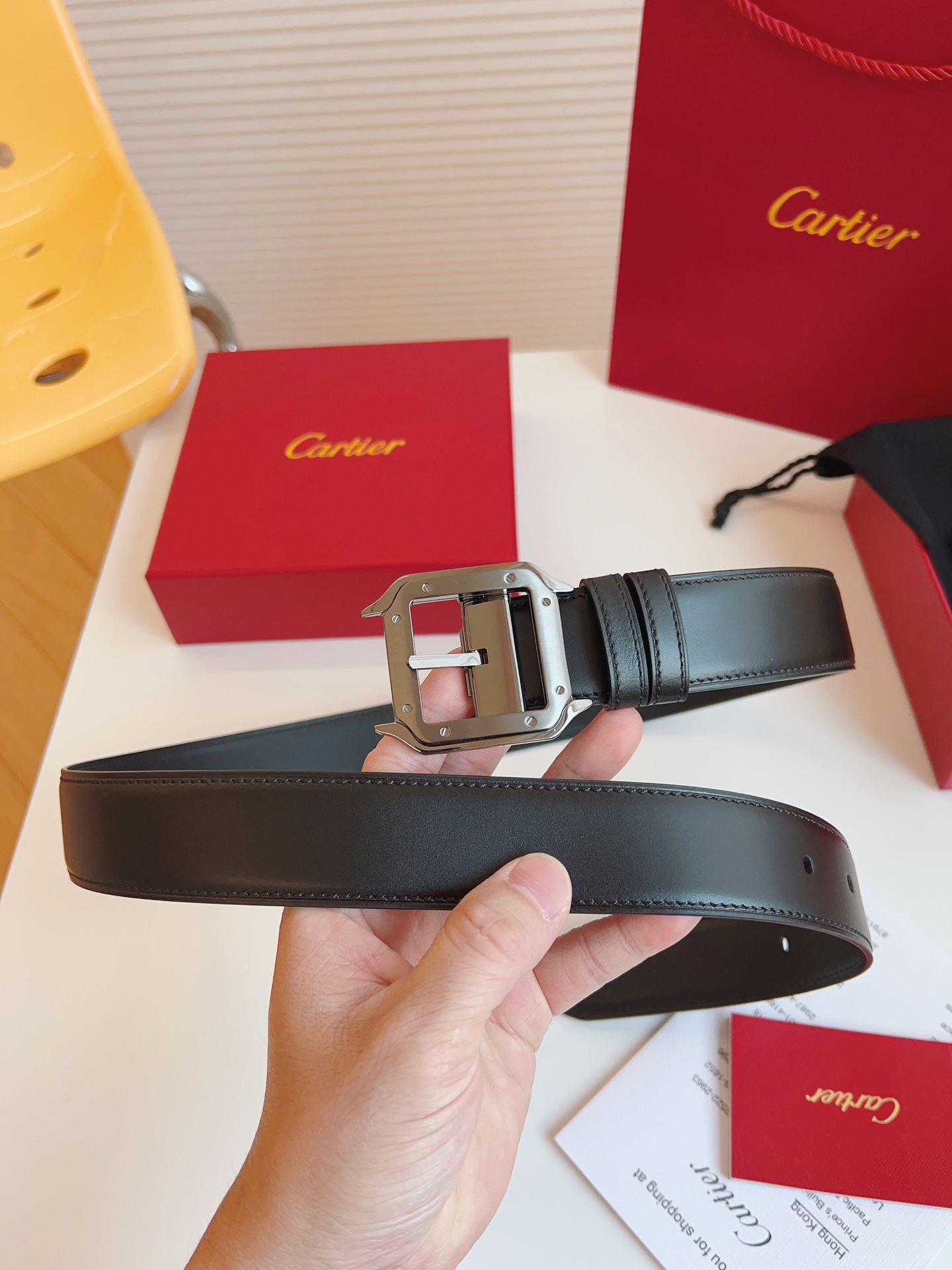 
Cartier（卡地亚）凭借匠心杰作展现与众不同的美感，融合精湛工艺与经典设计，演绎隽永风格；潇洒不羁，果敢独立！此款式易搭配服饰；休闲正装两相宜。皮带宽度：35mm