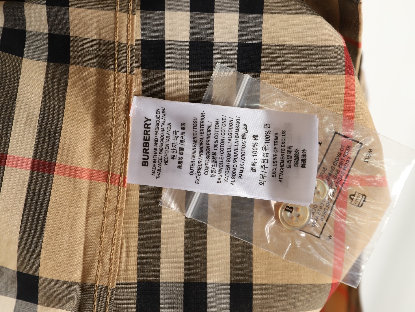Burberry/巴寶莉 標籤貼布格紋棉質長袖襯衫
第一時間打版。面料為定制俯綢，上身絲滑透氣。紅外線定位裁剪，
定制貝殼頭扣，領子袖口復合硬襯，暴力水洗不會變形。
埋夾包縫工藝，保持版型不變形。國內頂級襯衫代工廠出貨，
前短後長 剪裁大膽突破常規，
完美還原Zp每個細節，商務休閒皆可搭配，人手幾件絕不為過。
裝飾品牌典藏 復古大格紋，BUR粉絲的衣櫥珍藏款式,尤其是對於忠實的BUR粉來說，
此款更是絕對不能錯過的珍寶級別產物！
S Size:S-XL